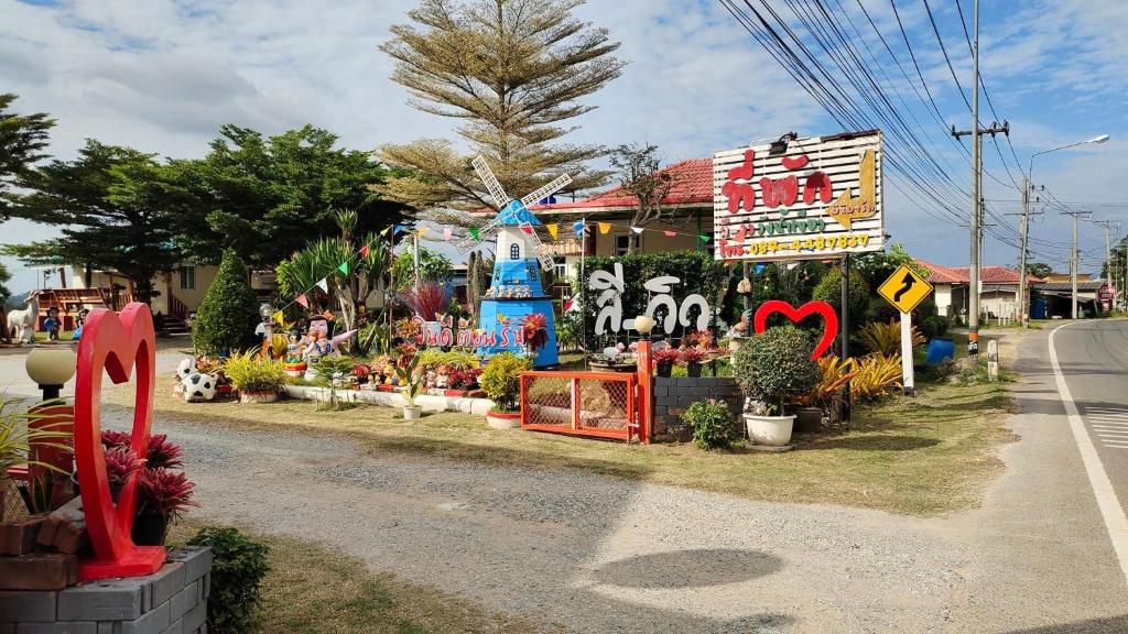 a display of plants on the side of a road at Lee-view Wangnamkeaw in Wang Nam Khieo