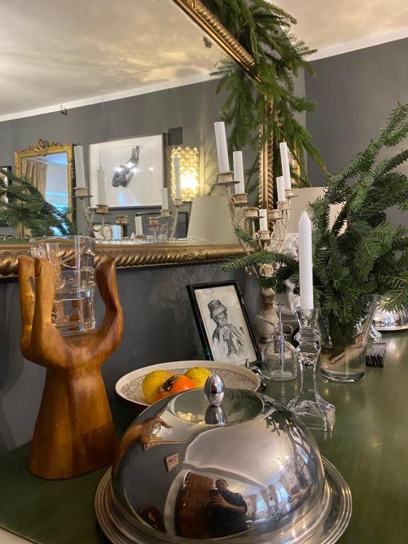 布希坦尼的住宿－Bohemian Chalet，一张桌子,上面放着一碗水果和一张照片