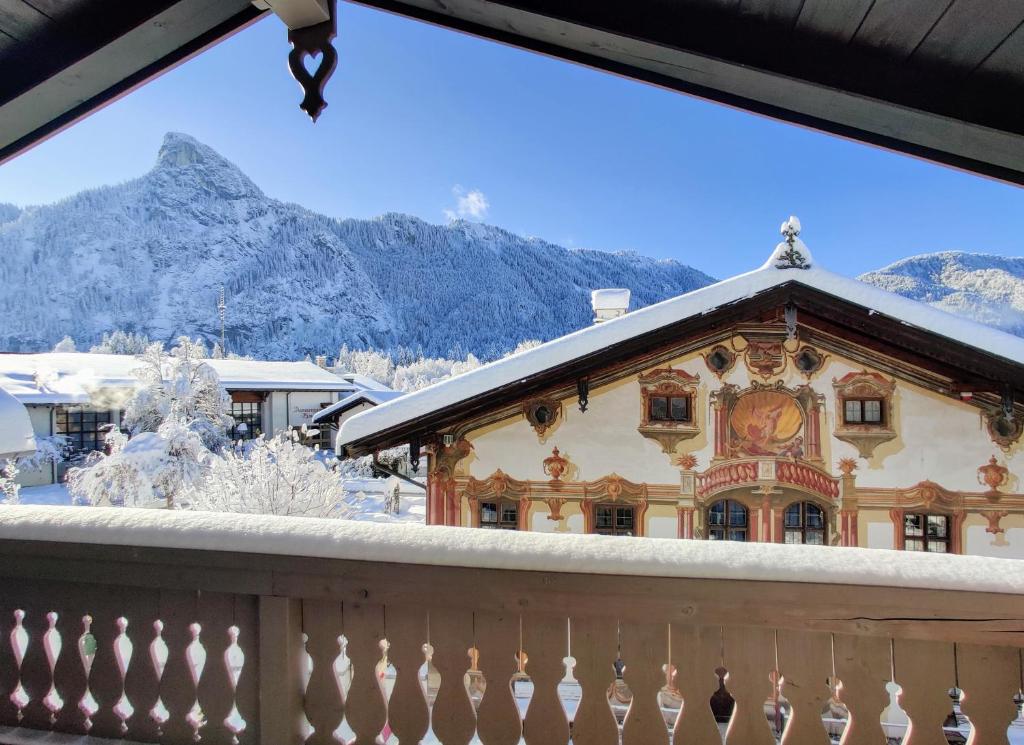 Neu! Moderner bayrischer Flair vor Pilatushaus في اوبرامرغو: منزل بسقف مهتري وجبال في الخلفية