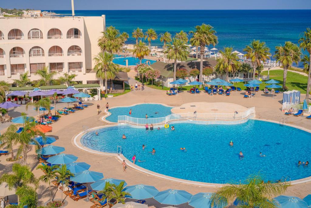 Bazén v ubytování Khayam Garden Beach Resort & Spa nebo v jeho okolí