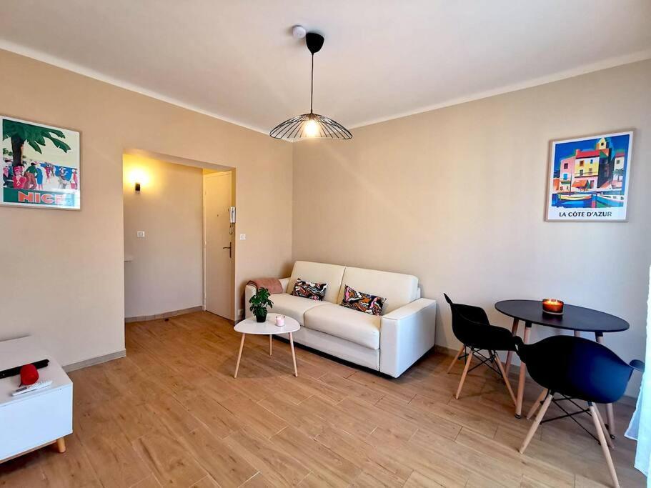 un salon avec un canapé et une table dans l'établissement Studio cosy - Proche mer et gare, à Nice