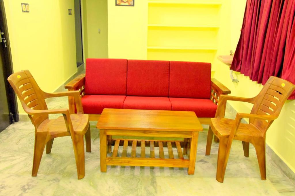 Posezení v ubytování LE PRINCE VILLA STAY with CAR PARKING- triple 9 triple 4 16 double zero