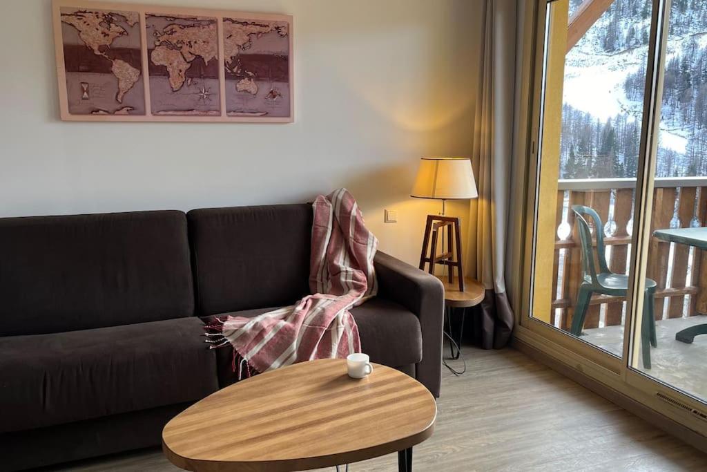 sala de estar con sofá y mesa de centro en Refuge des Vues Alpines Isola 2000, en Isola 2000