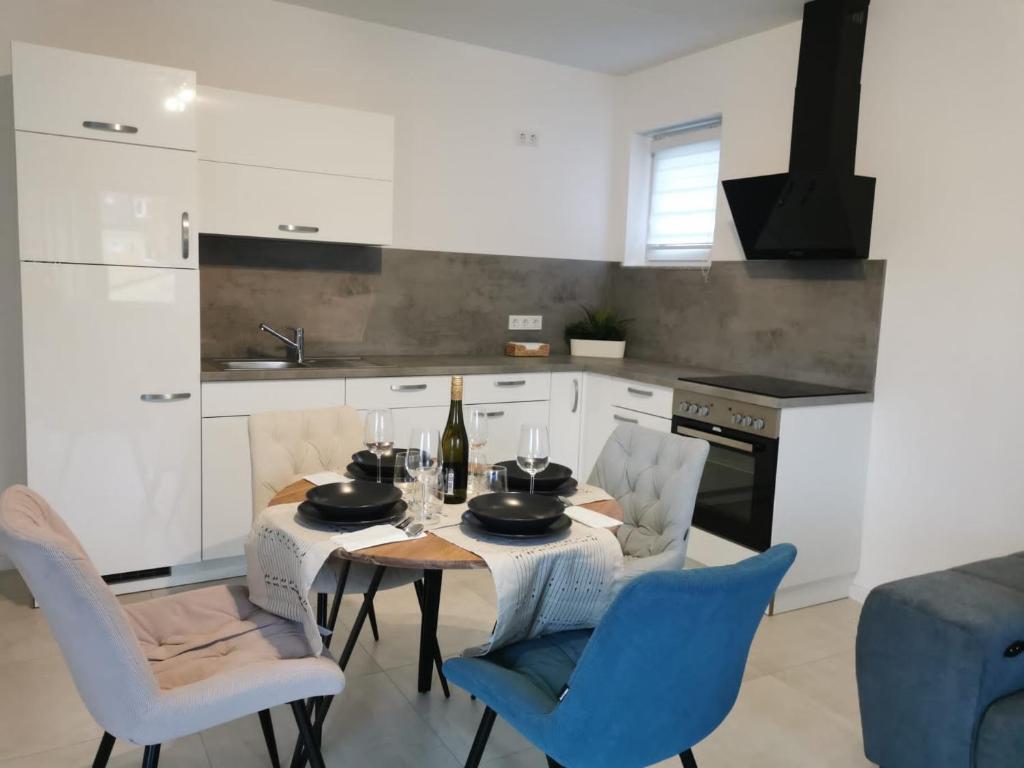 Kuchyň nebo kuchyňský kout v ubytování LOOT: Moderne Wohnung / Zentral