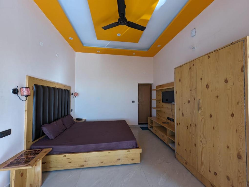 um quarto com uma cama e um tecto em Kedara Stays em Mussoorie