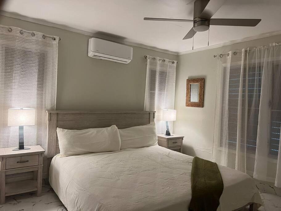 Schlafzimmer mit einem Bett und einem Deckenventilator in der Unterkunft Queen's Landing Island Paradise in Christiansted