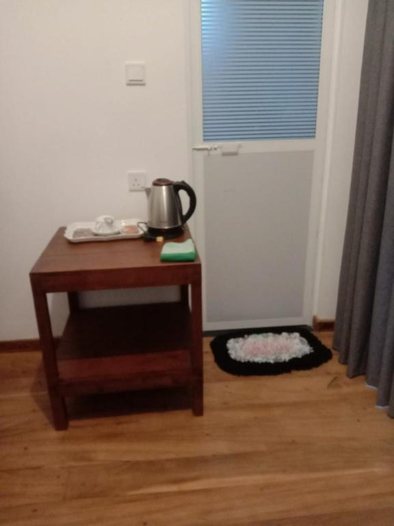 Příslušenství pro přípravu čaje a kávy v ubytování Welcome Inn Mirissa