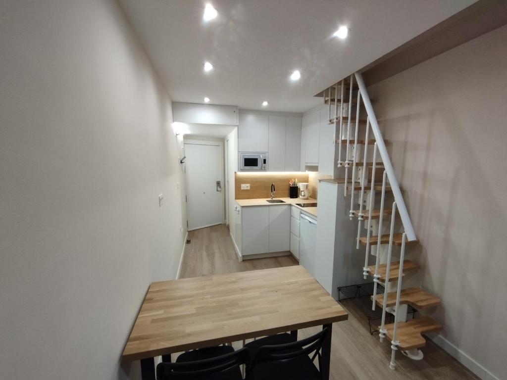 シエラネバダにあるSierra Nevada - Edificio Américaの小さなキッチン(木製テーブル、階段付)