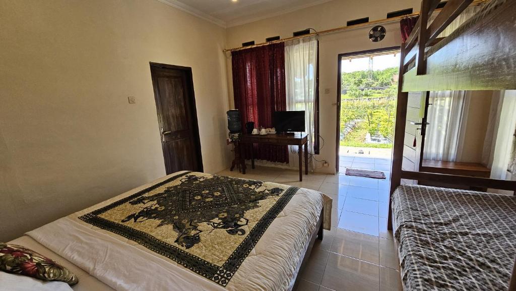Postel nebo postele na pokoji v ubytování Rosella Cottages - Homestay - Yogyakarta