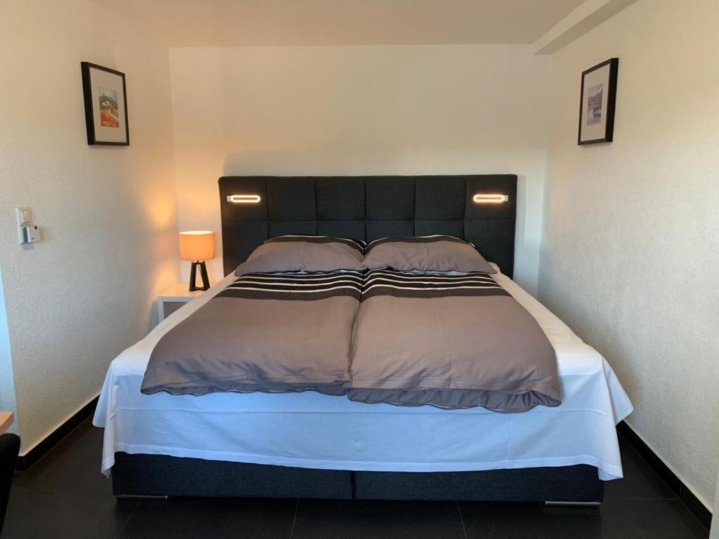 Tempat tidur dalam kamar di Günstige Zimmer-Unterkunft Zimmer mit Gemeinschaftsbad