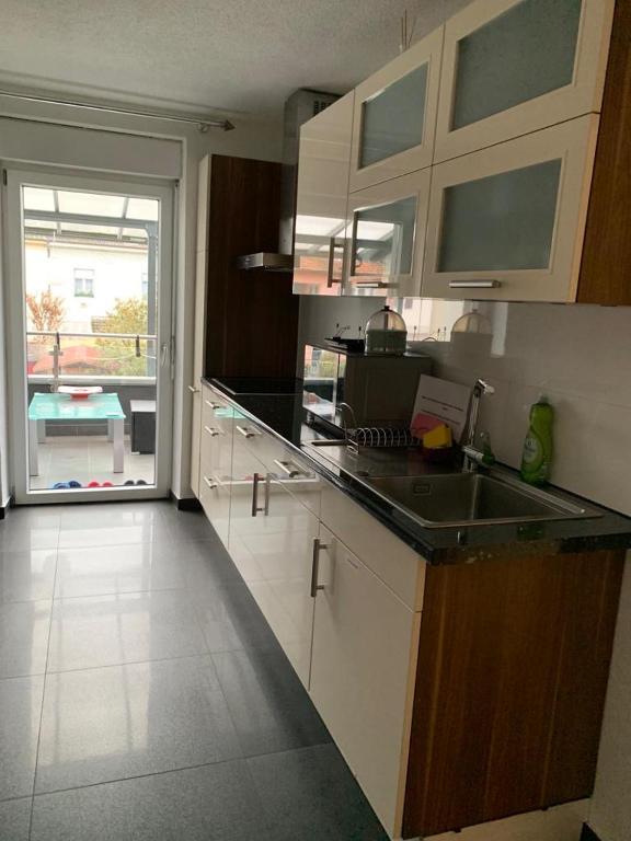 Kuchyň nebo kuchyňský kout v ubytování Günstige Zimmer-Unterkunft Zimmer mit Gemeinschaftsbad