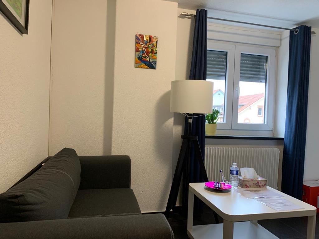 Posezení v ubytování Günstige Zimmer-Unterkunft Zimmer mit Gemeinschaftsbad