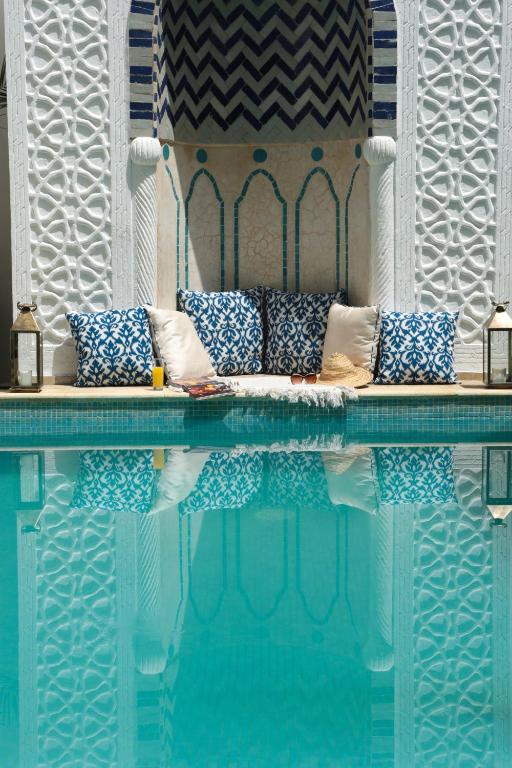 Der Swimmingpool an oder in der Nähe von Riad Dar Alfarah