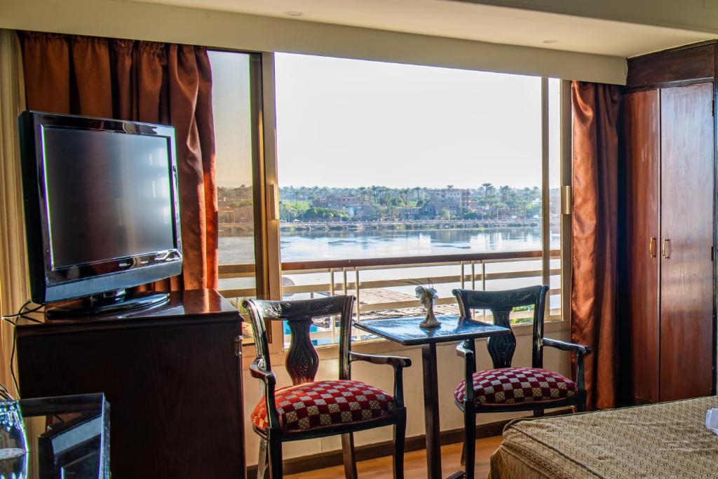 艾斯尤特的住宿－Assiutel，客房设有带电视和椅子的阳台。