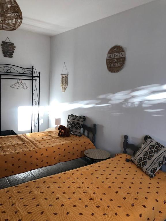 Duas camas sentadas uma ao lado da outra num quarto em Le Cigalou em Sainte-Croix-de-Verdon