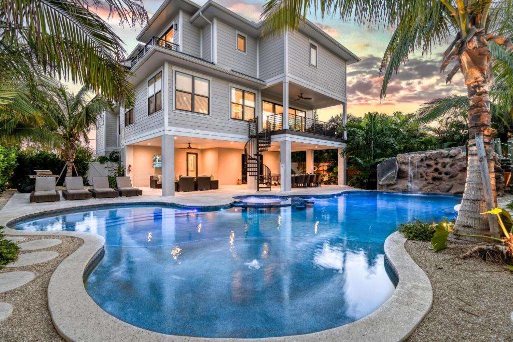 een huis met een zwembad voor een huis bij All Oar Nothing - 171 in Sarasota