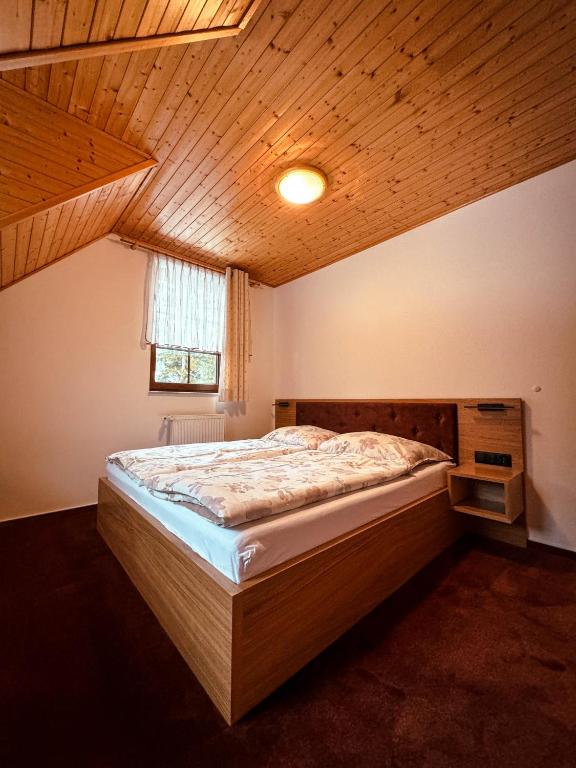 Postel nebo postele na pokoji v ubytování Apartmany Kolb Ramzová