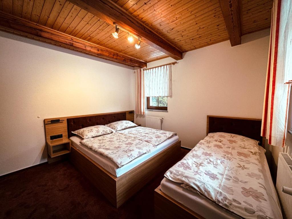 Postel nebo postele na pokoji v ubytování Apartmany Kolb Ramzová
