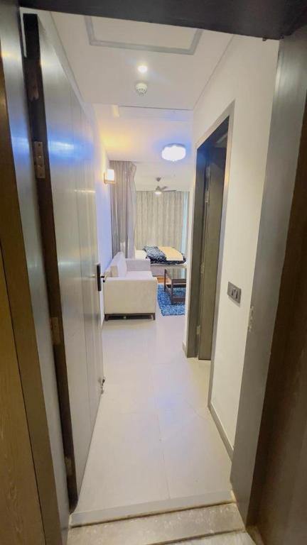 un couloir menant à une chambre avec un salon dans l'établissement Interstellar View at 22nd Floor, à New Delhi