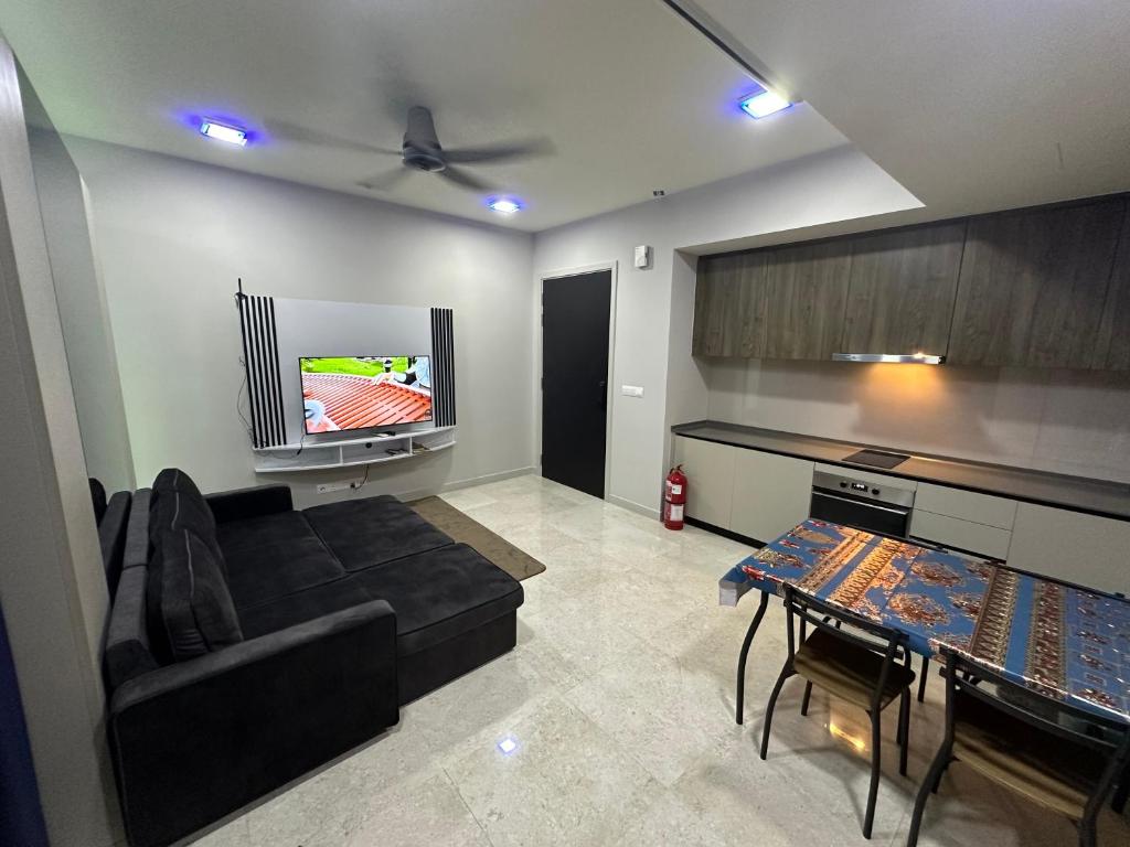 een woonkamer met een bank en een flatscreen-tv bij Datum Jelatek Sky Resident KLCC by Deen in Kuala Lumpur