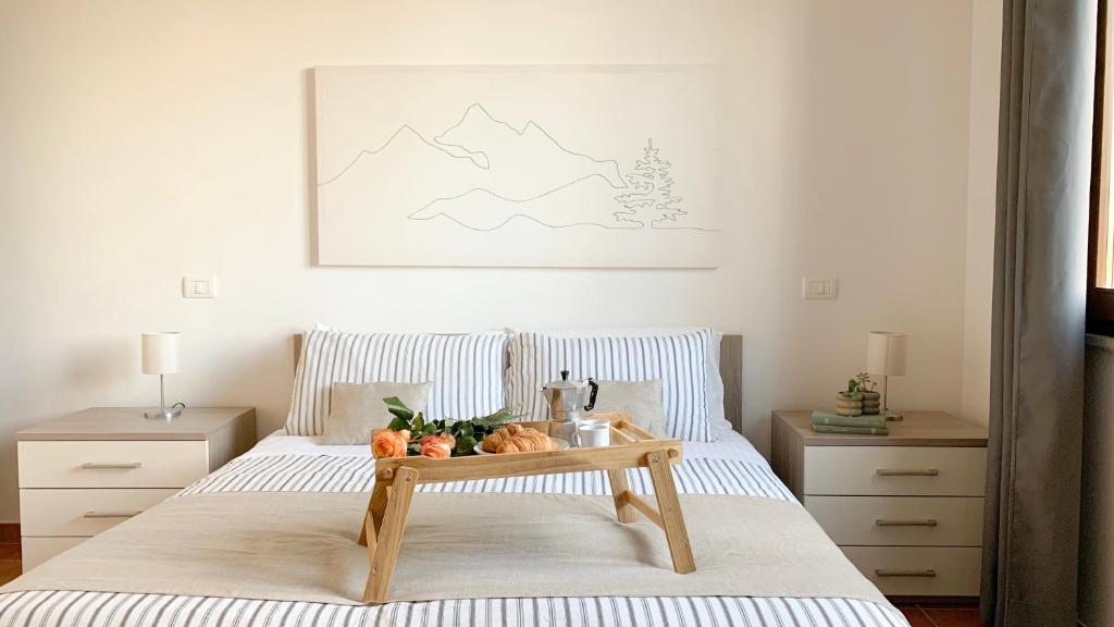 Un dormitorio con una cama con una bandeja de fruta. en Appartamento incantevole con Piscina, en Castiglione del Lago