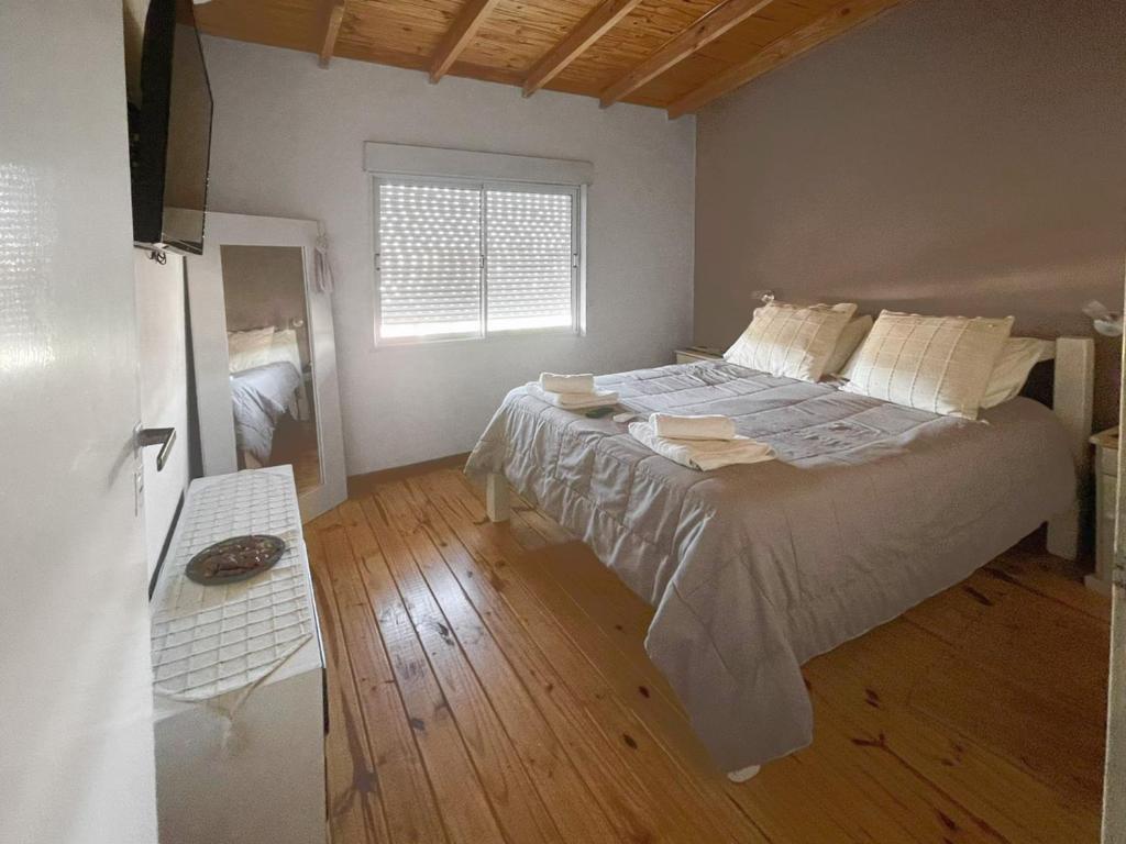 um quarto com uma cama, uma janela e uma televisão em Complejo Hermoseños - by Me Nomad em Monte Hermoso