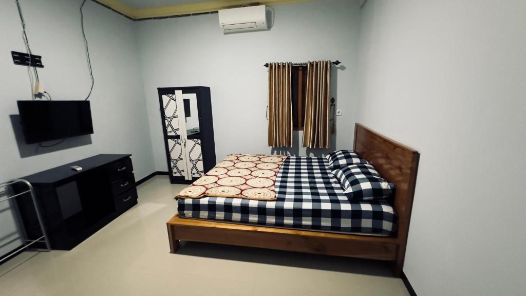 Tempat tidur dalam kamar di Setiya Homestay