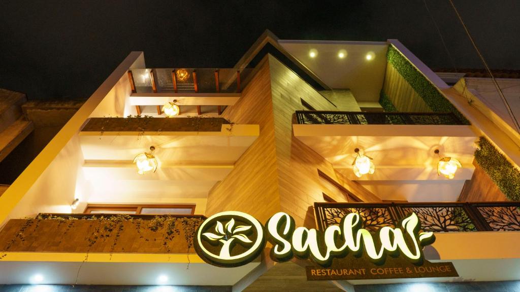 奧塔瓦洛的住宿－Hotel Sacha Golden，带有读写Santa ana的标志的建筑
