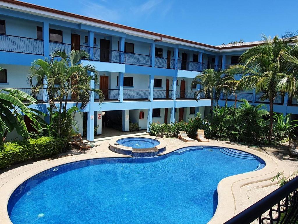 une piscine en face d'un bâtiment dans l'établissement Apart otel Marina Loft 101, à Coco