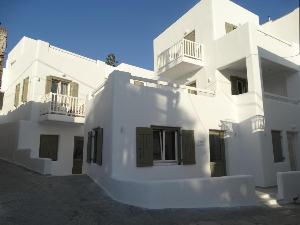 un edificio blanco con 2 balcones en Anassa Suites, en Naxos Chora