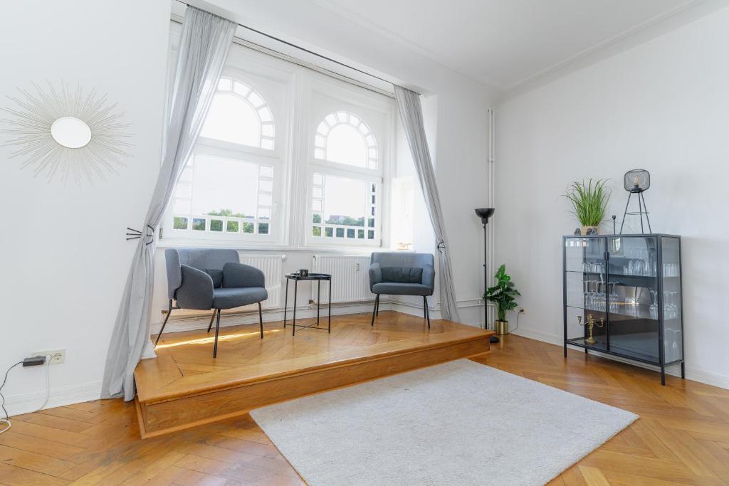 een woonkamer met 2 stoelen en een raam bij Strandkoje in Flensburg