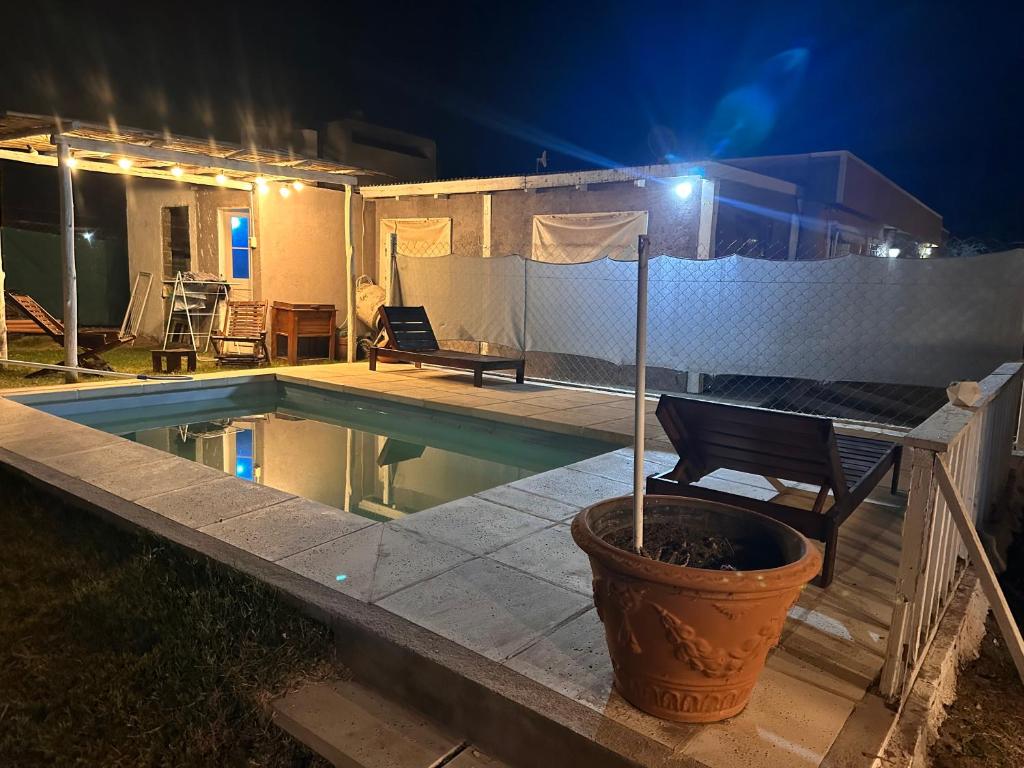 uma piscina à noite com um banco ao lado em CÁBAÑAs , S,E,2 em Villa Los Aromos