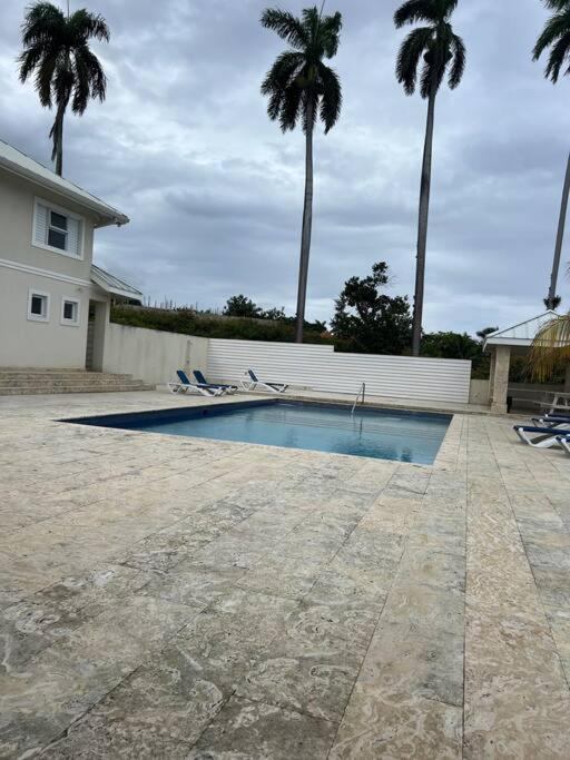 uma piscina num quintal com palmeiras em Life of Montego Bay em Montego Bay