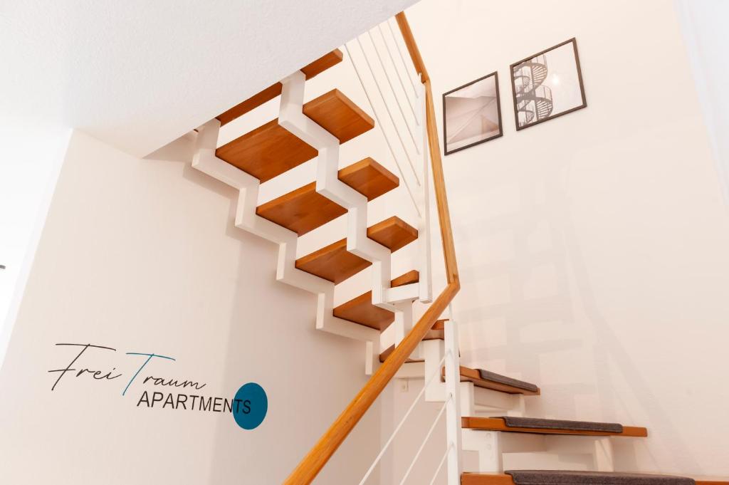 a staircase in a house with wood treads at FreiTraum Apartments No 2 im Zentrum von Bad Neustadt in Bad Neustadt an der Saale