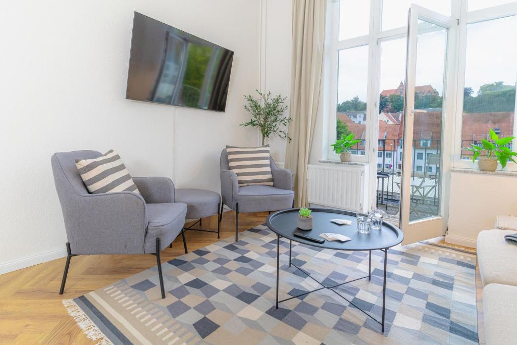 un salon avec deux chaises et une table dans l'établissement Hansekoje direkt an der Hafenspitze, à Flensbourg