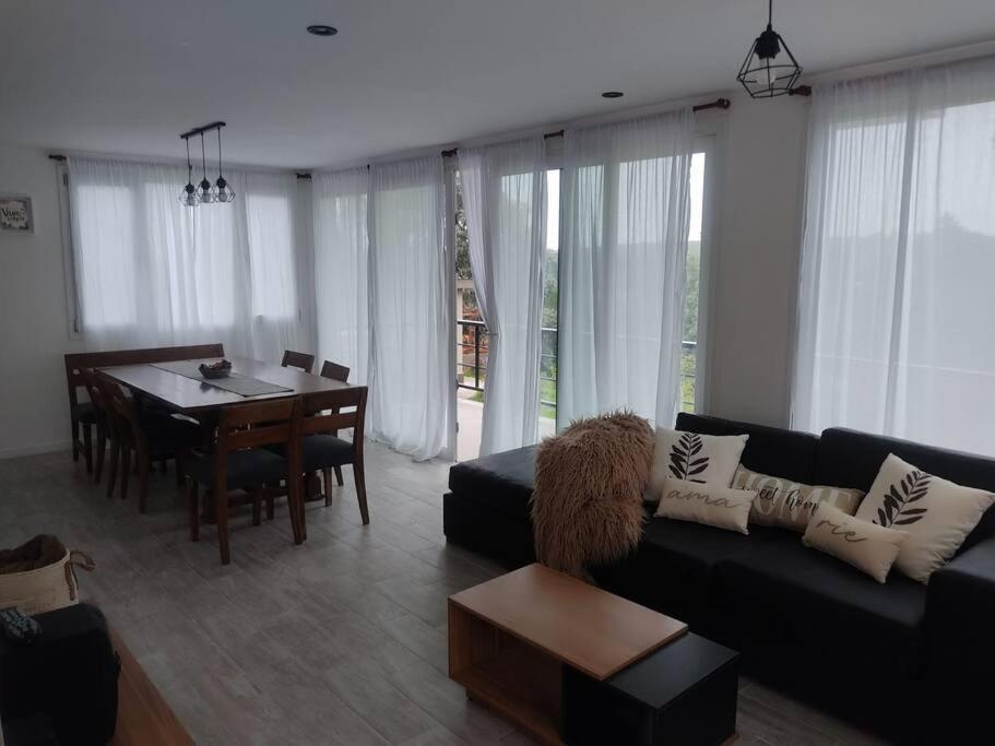 Χώρος καθιστικού στο Casa Nature View Golf Sierra de los Padres Mar del Plata