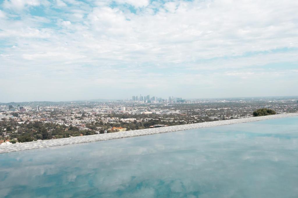 uma piscina com vista para a cidade em Hollywood Hills Haven-Guest House em Los Angeles