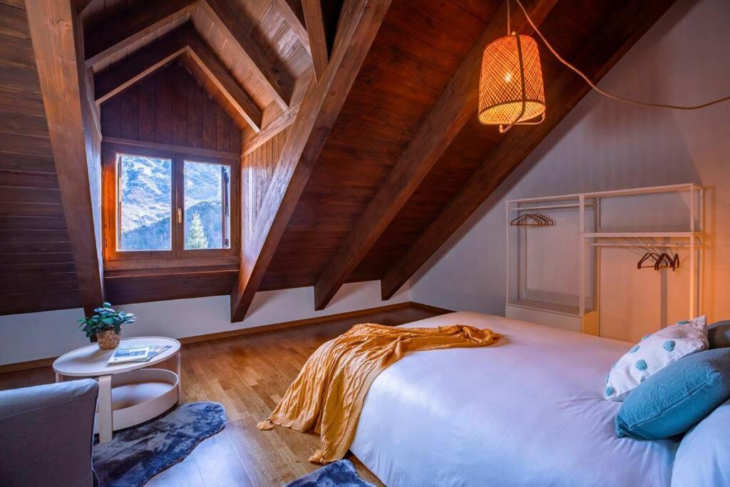 ピエドラフィタ・デ・ハカにあるLas Vistas de Peña Blancaのベッドルーム1室(屋根裏部屋に大型ベッド1台付)