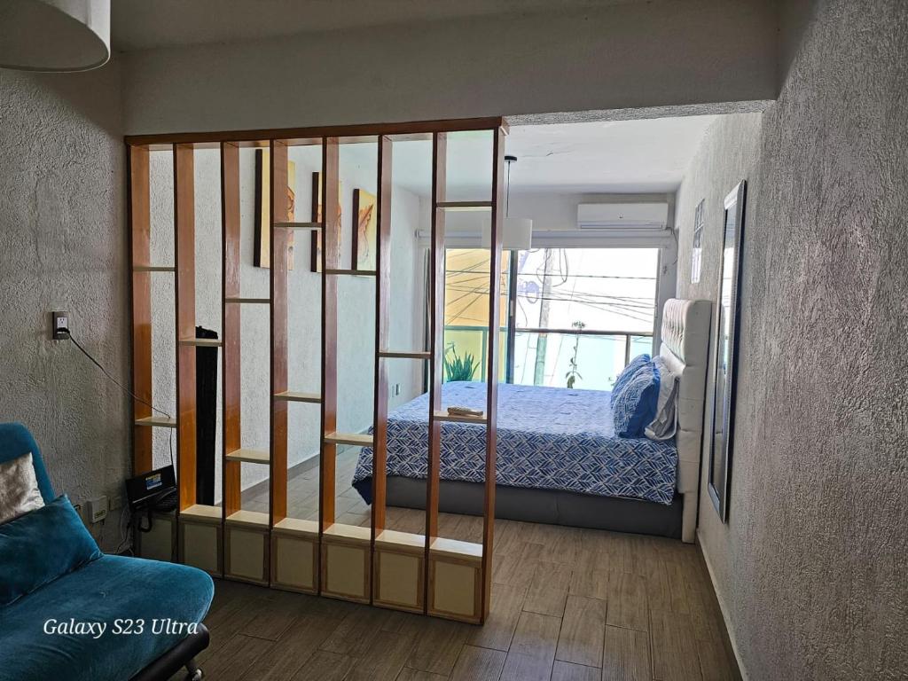 Habitación pequeña con cama en habitación en CONFORT, en Veracruz