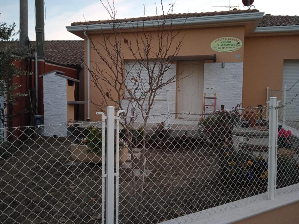 una recinzione a catena di fronte a una casa di Welcome Ca' ad Scarplen a Longiano