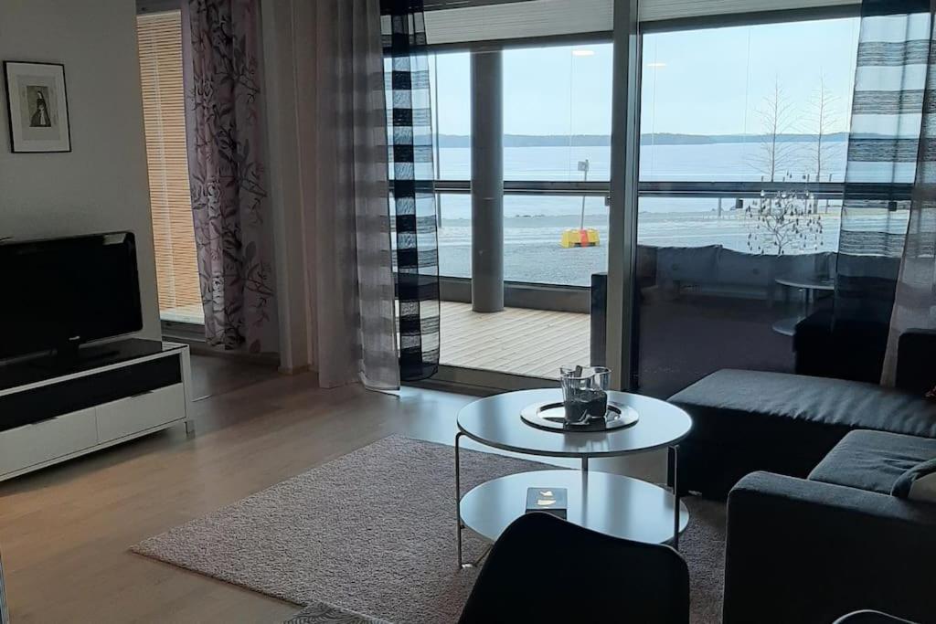 sala de estar con sofá y mesa en Upea kaksio Näsijärven rannalla en Tampere