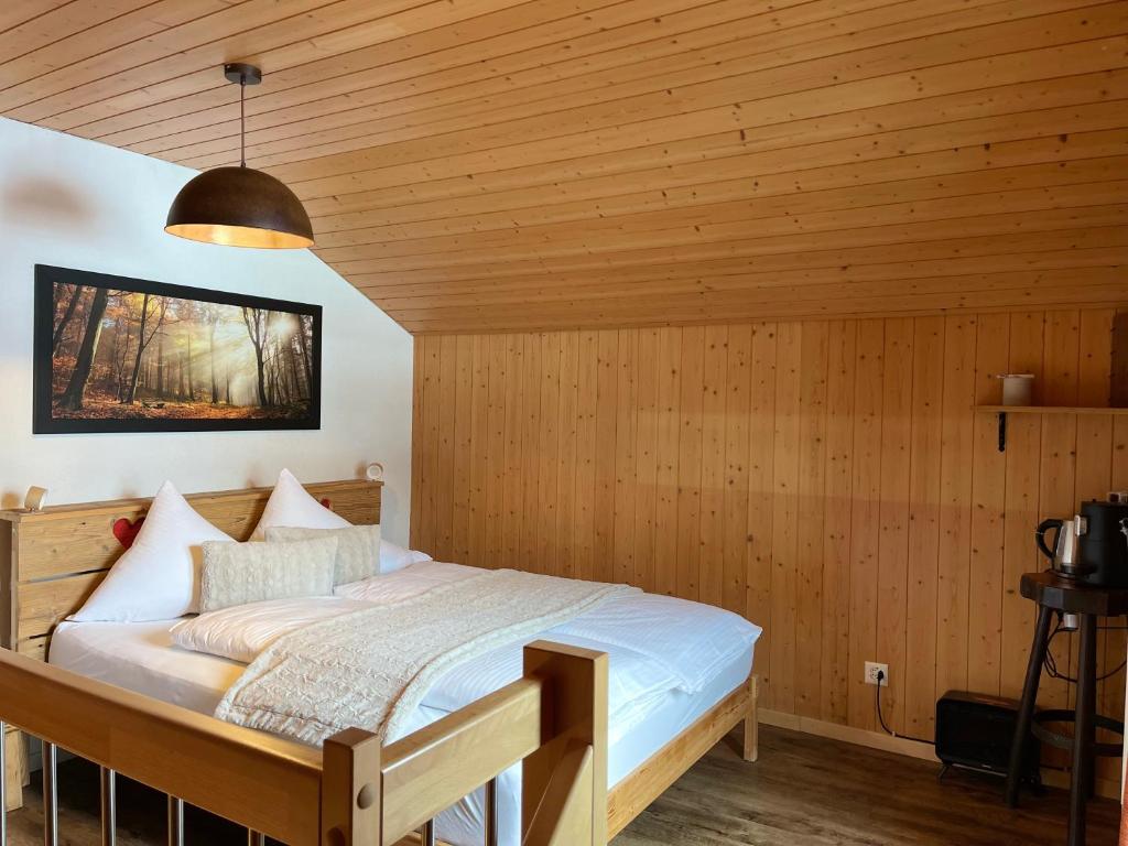 Ein Bett oder Betten in einem Zimmer der Unterkunft Hotel Jägerstübli Grindelwald