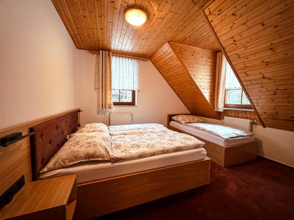 Postel nebo postele na pokoji v ubytování Apartmany Kolb Ramzová