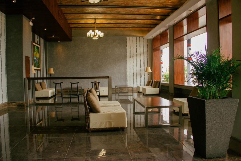Hotel de Turistas Iquitos في إكيتوس: لوبي فيه كنب وطاولة وكراسي
