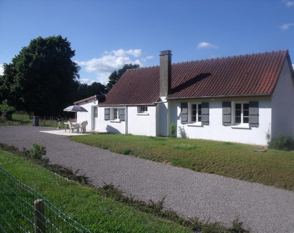 Gueschart的住宿－Ferme du lin : Rosalin，前面有栅栏的白色房子
