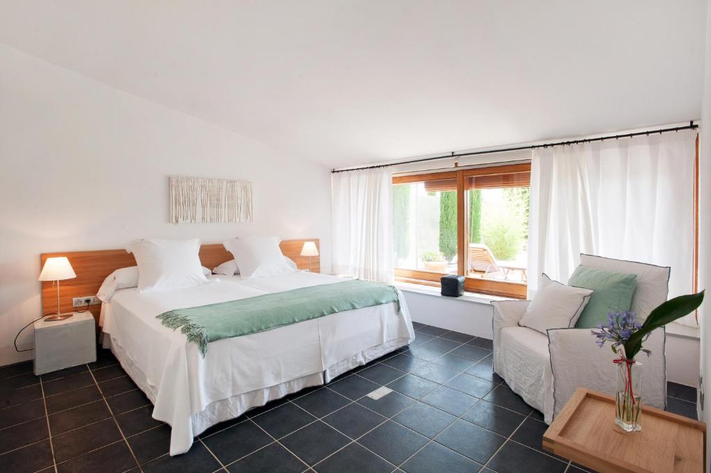 Postel nebo postele na pokoji v ubytování Mas Falgarona Hotel Boutique & SPA