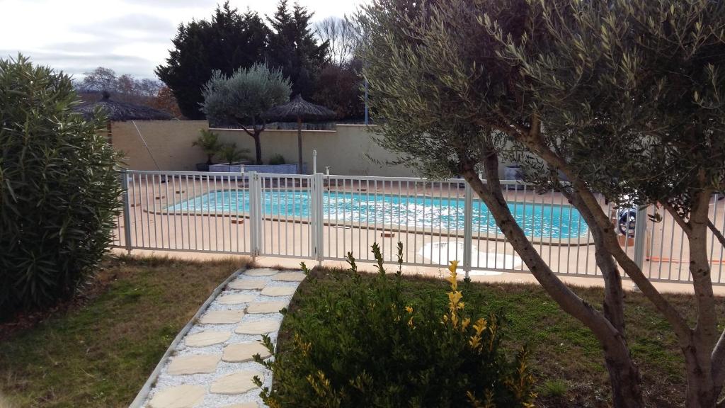 Utsikt mot bassenget på My Quiet Place near Carcassonne eller i nærheten