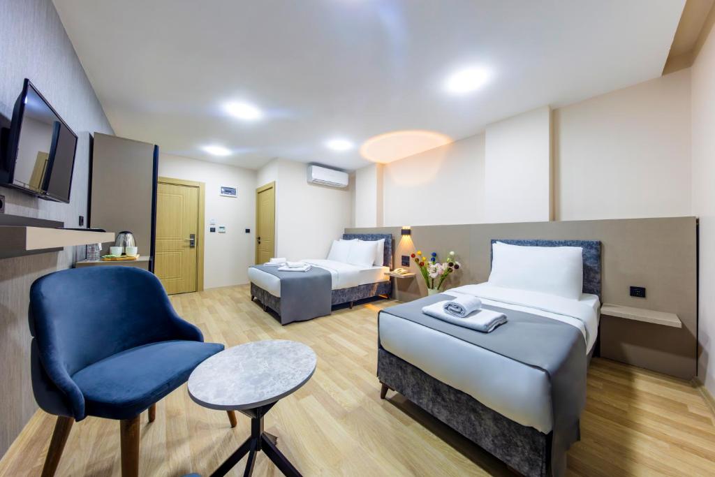 una camera d'albergo con letto e divano di The Business Class Hotel a Istanbul