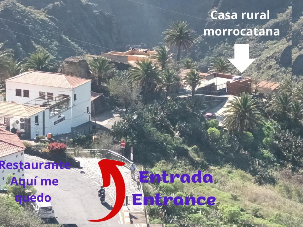 una foto de una casa en una colina con un mapa en Live Masca - Estudio casas morrocatana Tenerife en Masca