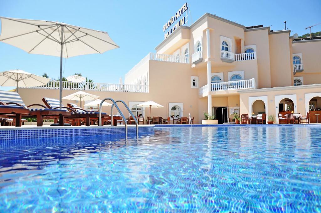 Grand Hotel Palladium Santa Eulalia del Río tesisinde veya buraya yakın yüzme havuzu